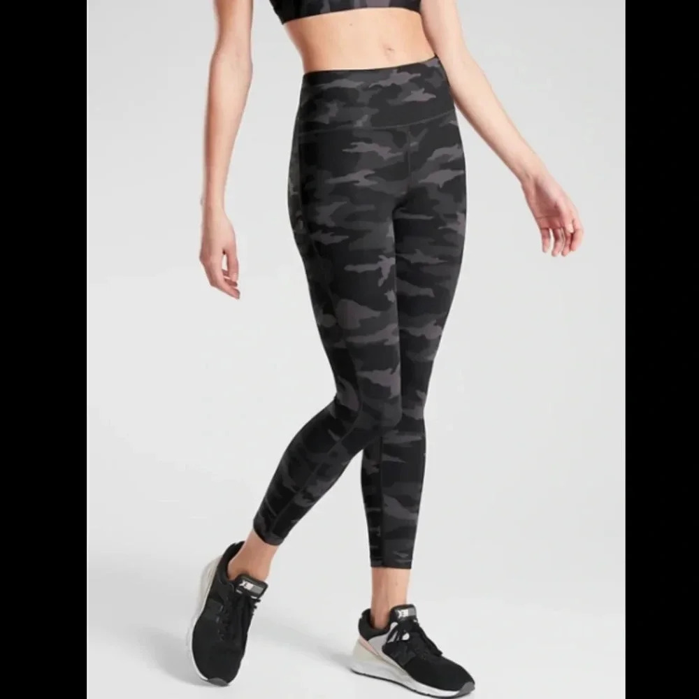 Athleta ultimate camo 7/8 tight sz med